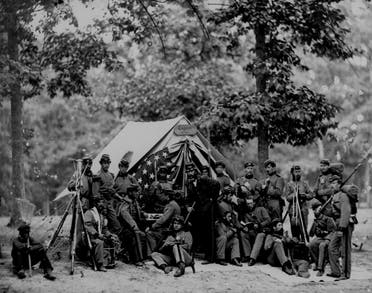عدد من جنود الاتحاد أمام إحدى الخيم