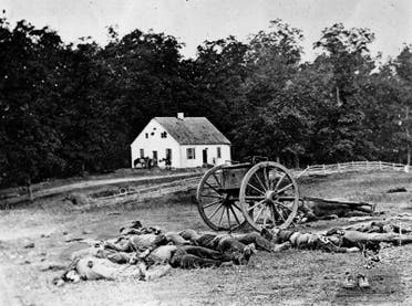جثث جنود سقطوا خلال معركة أنتياتم