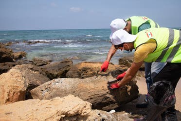 The weather and the time of day affect the difficulty of the cleanup, with higher temperatures causing oil residues to become more fluid and sticky, making them tougher to clean off hard surfaces like rocks. (Image: UNDP)