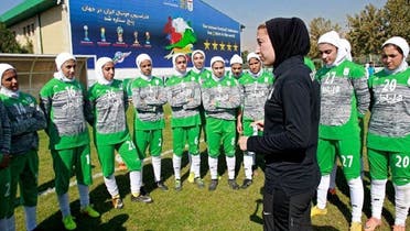 لاعبات كرة القدم الإيرانيات في ملابس رياضية2