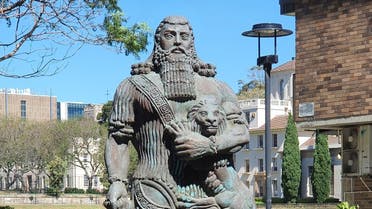 تمثال يجسد شخصية الملك جلجامش