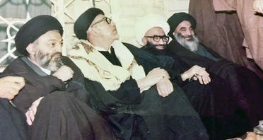 صورة تاريخية يظهر فيها السيد علي السيستاني والمرجع الشيخ علي الغروي