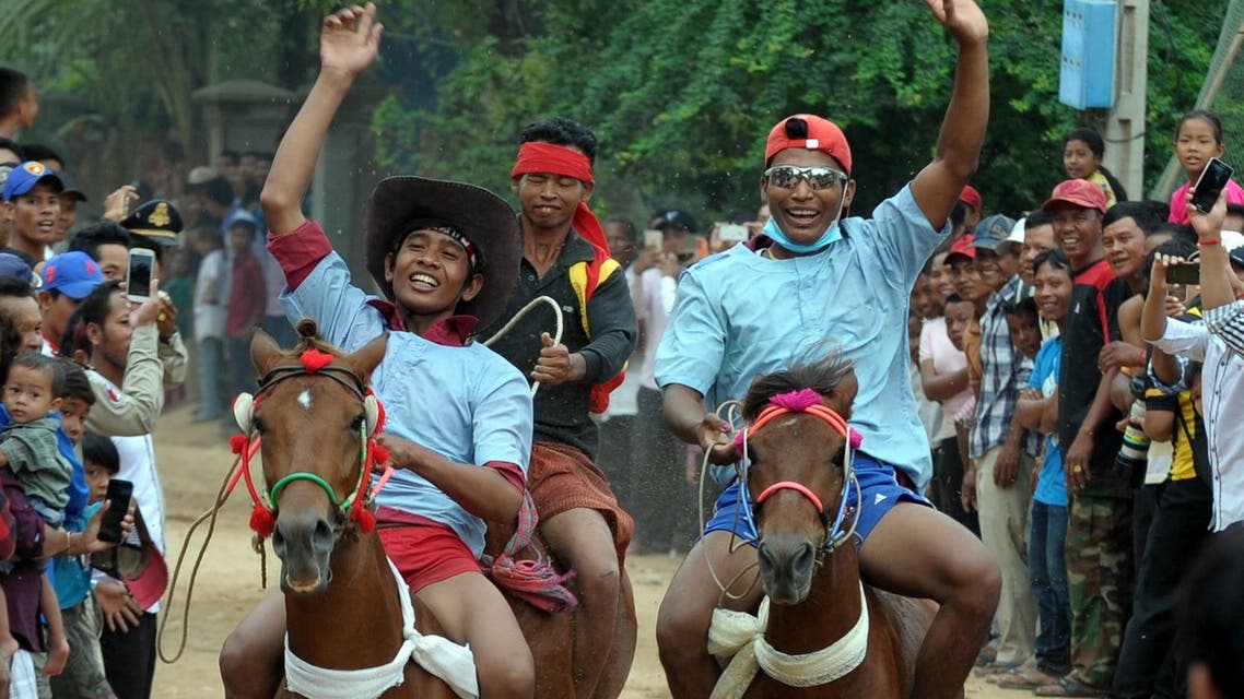 Cambodian villagers ride horses during the Pchum Ben festival, the festival of death, at Vihear Suor village in Kandal province on October 12, 2015. (File photo: AFP)