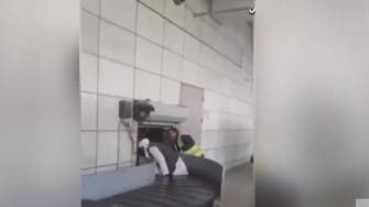 فيديو طريف لعنصر من طالبان يلعب على "ناقلة" حقائب مطار كابل