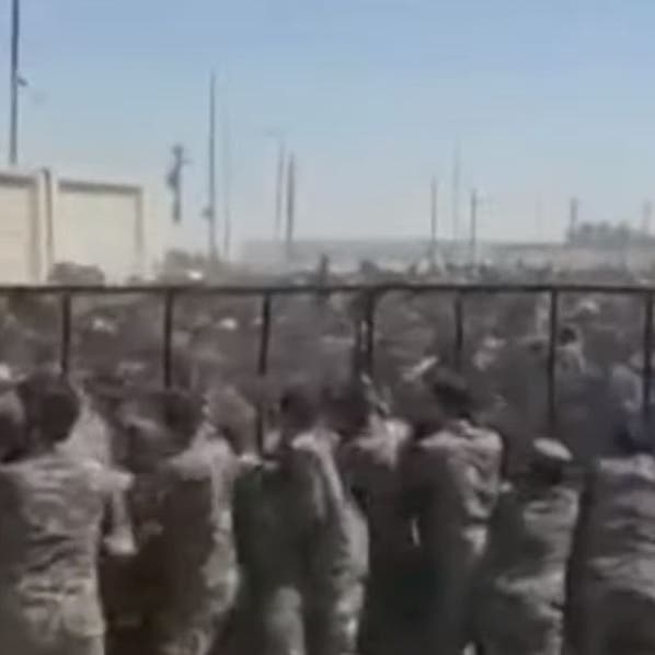 شاهد.. إيرانيون يحاولون اقتحام معبر الشلامجة الحدودي مع العراق 