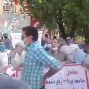 المعلمون يواصلون احتجاجاتهم في عدة مدن إيرانية
