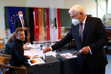 جرمن صدر فرانک والٹر ووٹ کاسٹ کر رہے ہیں