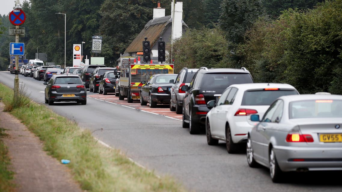 Vehicles queue to refill outside a Shell fuel station in Redbourn, Britain, September 25, 2021. (Reuters)