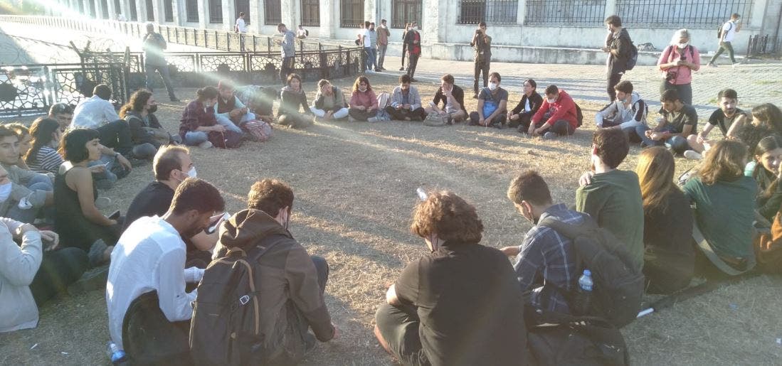 من احتجاج الطلاب في الحديقة