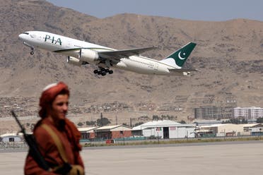 عنصر من طالبان في مطار كابل خلال إقلاع رحلة ركاب باكستانية هذا الشهر