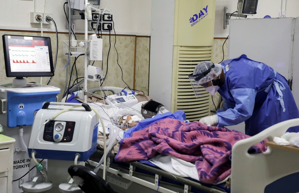 مصاب بكورونا يعالج في أحد مستشفيات إدلب
