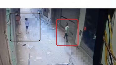 الشاب المتحرش يتبع الطفل