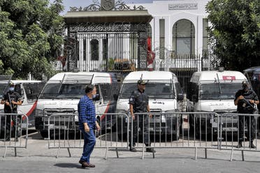 من أمام مبنى البرلمان التونسي(أرشيفية- فرانس برس)