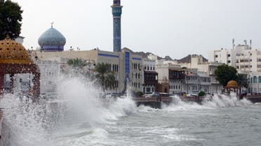 - ارتفاع أمواج البحر بسبب العاصفة شاهين