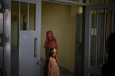 نساء وأطفال في أحد سجون كابل (أ ب)