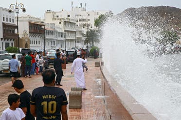 ارتفاع أمواج البحر في مسقط بسبب الإعصار شاهين 