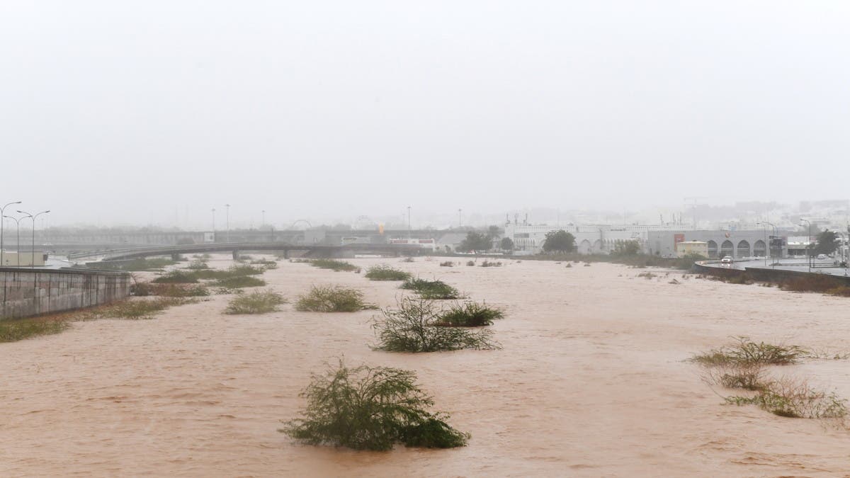اليوم اعصار عمان آخر تطورات