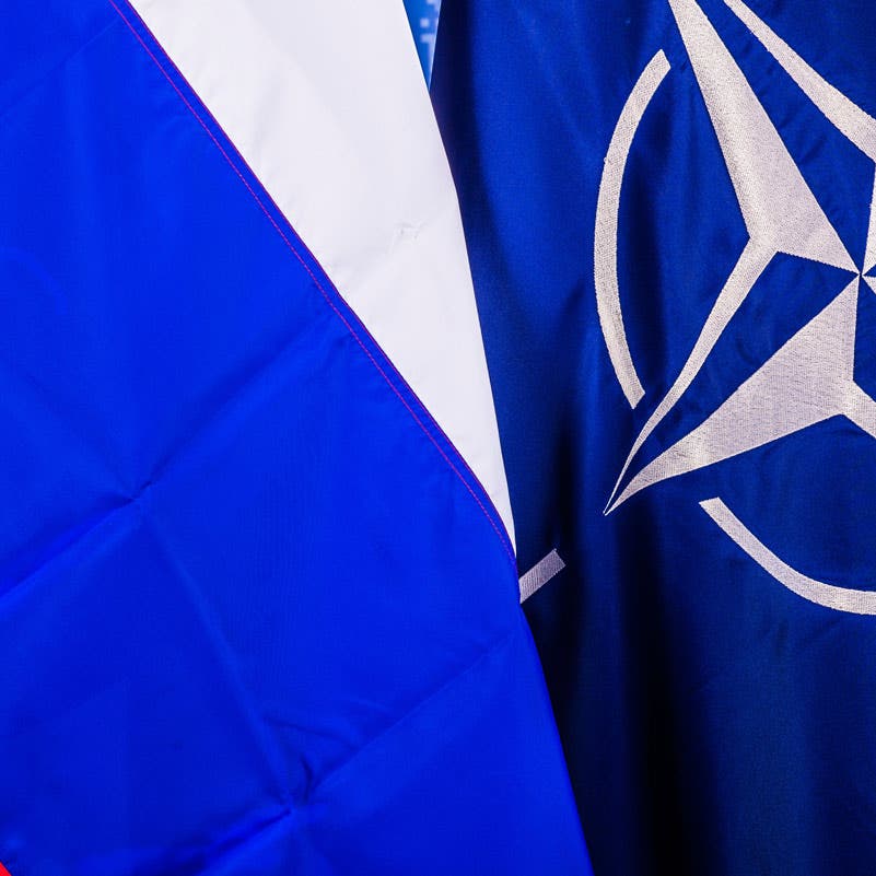الناتو يطرد 8 أعضاء من بعثة روسيا لديه
