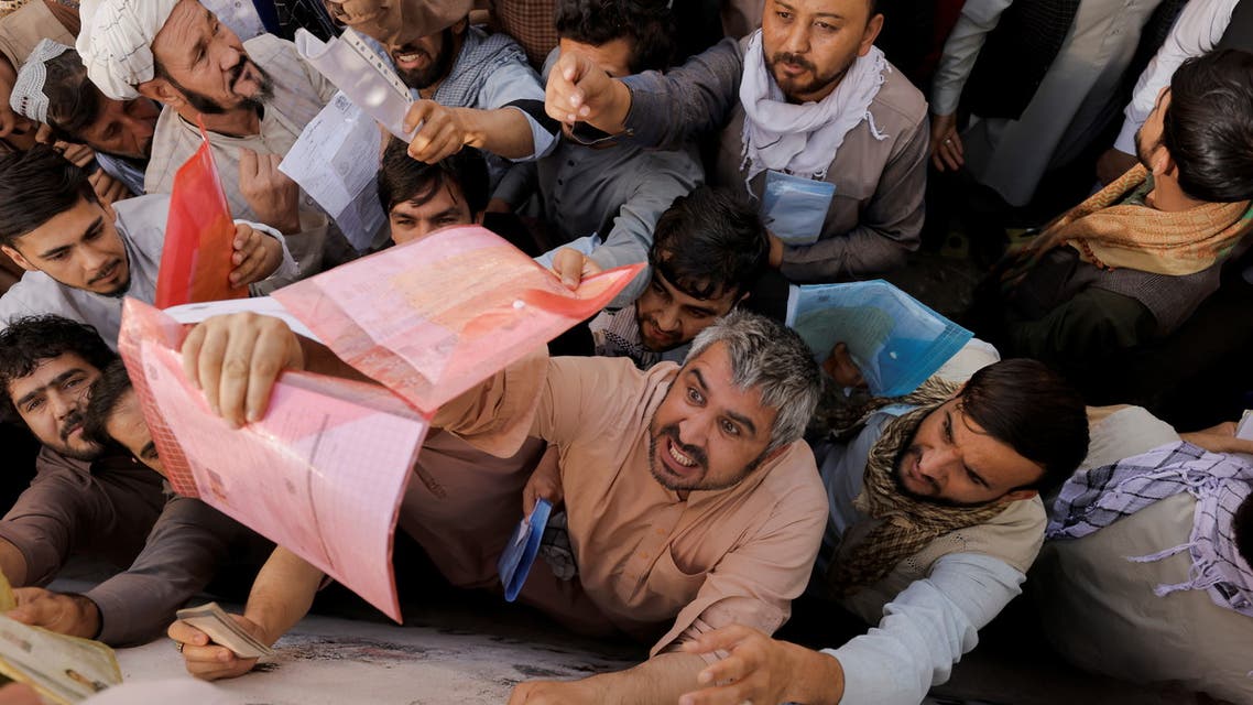 حشود أملم مكتب جوازات السفر في كابل (رويترز)