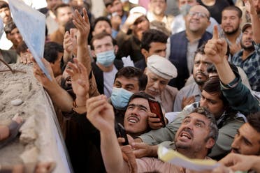 حشود أملم مكتب جوازات السفر في كابل (رويترز)