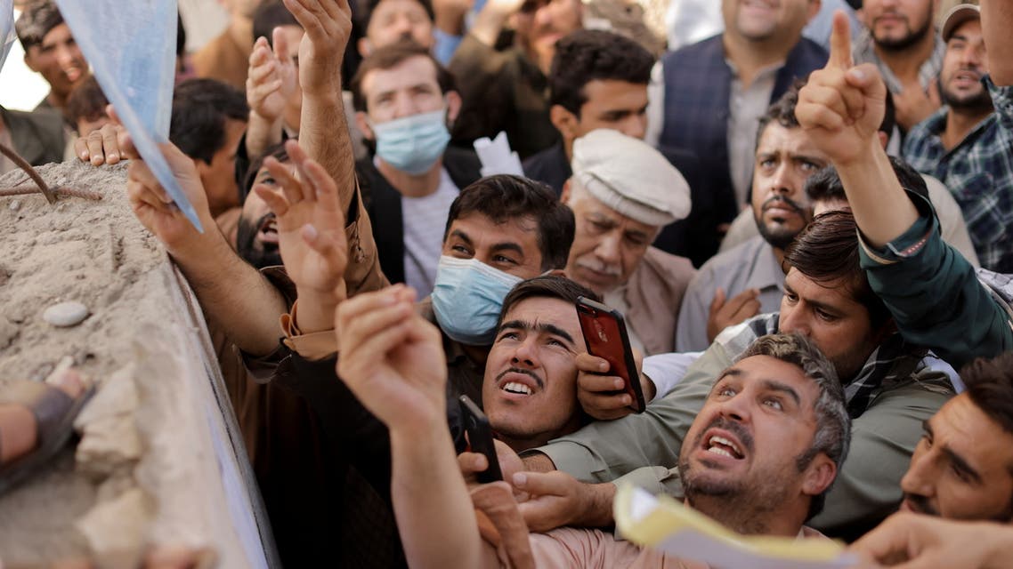 حشود أمام مكتب جوازات السفر في كابل (رويترز)