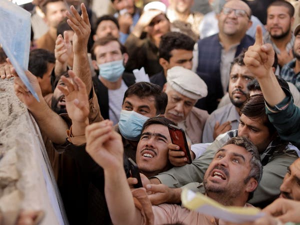 مشهد مؤلم.. عناصر طالبان يضربون مواطنين أفغان