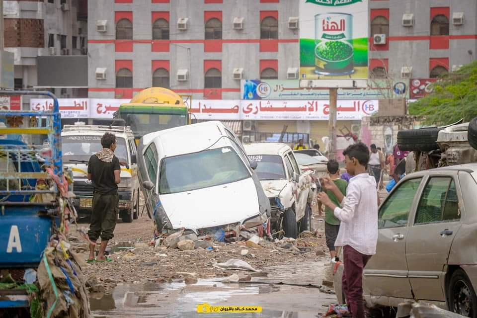 بالصور.. تأثيرات الإعصار شاهين تضرب شرقي اليمن