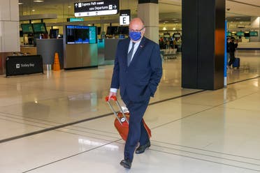 السفير جان بيير تيبولت في مطار سيدني في 18 سبتمبر قبل مغادرته أستراليا