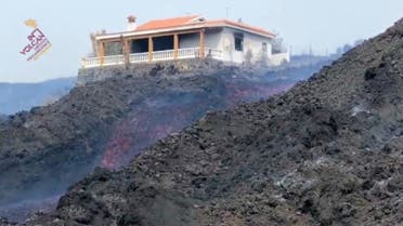 الحمم البركانية تجرف المنازل