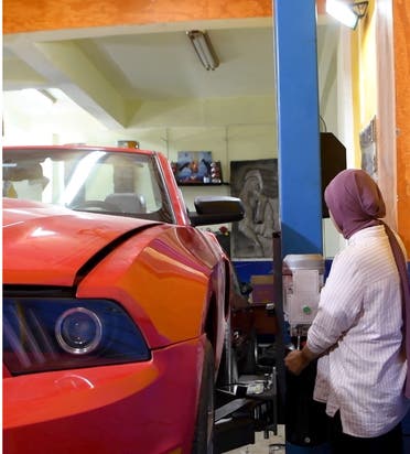 آية جمال في ورشتها لإصلاح السيارات