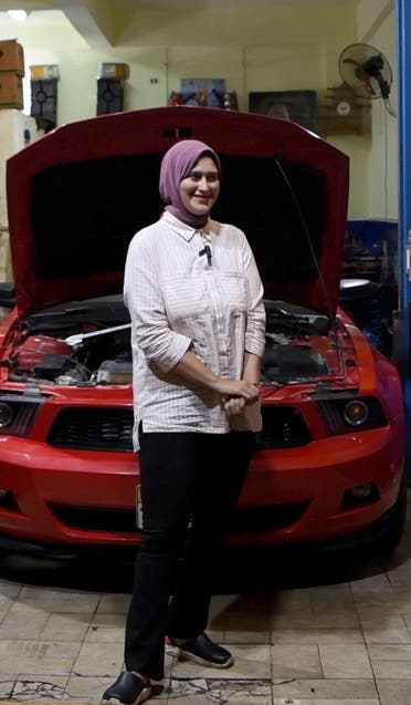 آية جمال في ورشتها لإصلاح السيارات