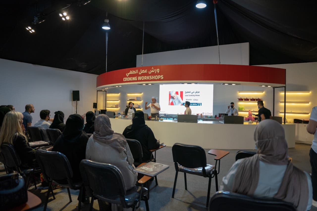 زوار المعرض حين حضورهم ورشة العمل
