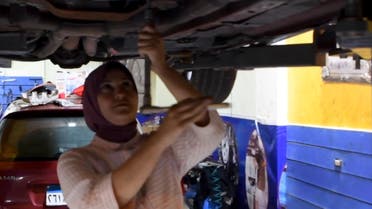 رئيسية آية جمال في ورشتها لإصلاح السيارات