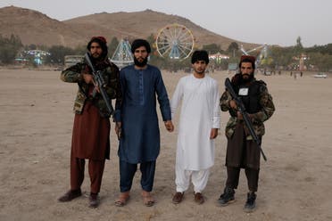 عناصر طالبان يمرحون في أحد المنتزهات في كابل(أرشيفية- رويترز)