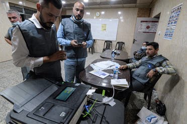 مسؤولو الانتخابات العراقيون يجرون الفرز الإلكتروني للأصوات في مركز اقتراع في مدينة الموصل 