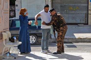 من أمام أحد مراكز الاقتراع في العراق (فرانس برس)