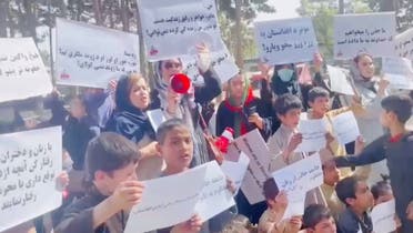 نساء في كابل يطالبن بفتح المدارس للفتيات (رويترز)