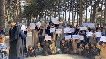 نساء في كابل يطالبن بفتح المدارس للفتيات (رويترز)