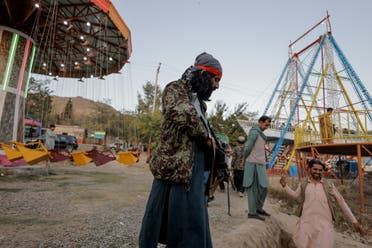 عناصر طالبان يمرحون في أحد المنتزهات في كابل(أرشيفية- رويترز)