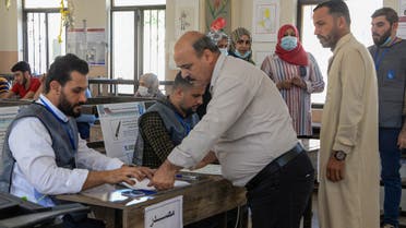 من أحد مراكز الاقتراع في العراق (فرانس برس)