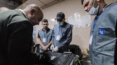 مسؤولو الانتخابات العراقيون يجرون الفرز الإلكتروني للأصوات في مركز اقتراع في مدينة الموصل 
