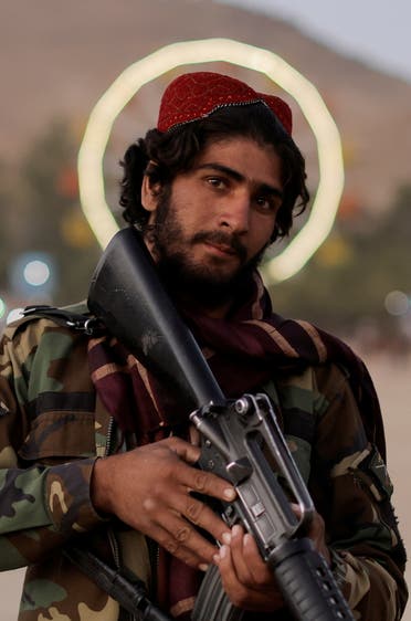عنصر من طالبان في أحد المنتزهات في كابل (رويترز)