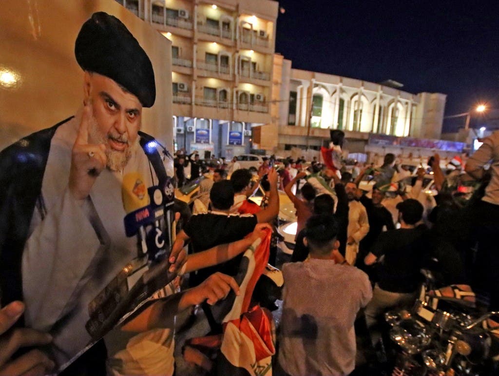 أنصار مقتدى الصدر يحتفلون بعد إغلاق مراكز الاقتراع في النجف - أرشيفية