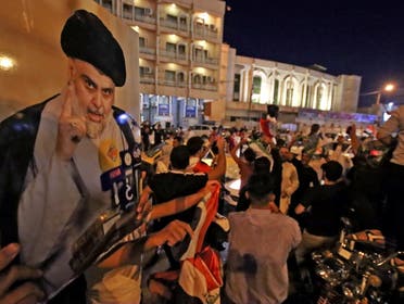أنصار مقتدى الصدر يحتفلون بعد إغلاق مراكز الاقتراع في النجف - فرانس برس