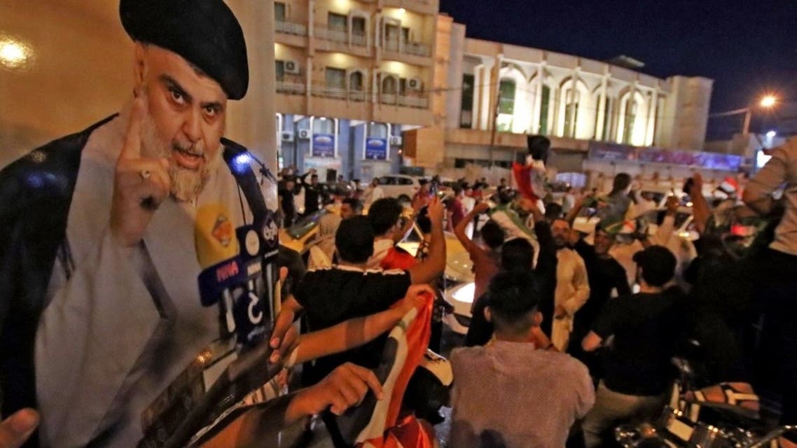 أنصار مقتدى الصدر يحتفلون بعد اغلاق مرراكز الاقتراع في النجف - فرانس برس