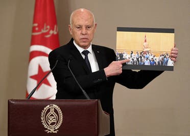 الرئيس التونسي قيس سعيد يعرض صورة لعنف سابق في البرلمان (فرانس برس)