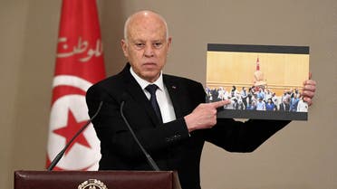 الرئيس التونسي قيس سعيد يعرض صورة لعنف سابق في البرلمان (فرانس برس)