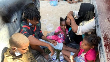 لاجئون ومهاجرون في طرابلس الليبية (رويترز)
