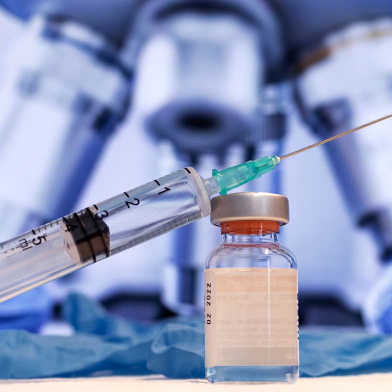 هل من علاقة بين الأعراض الجانبية وفعالية اللقاحات؟.. دراسة تفند الشائعات