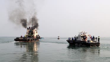 A tug boat (L) ferries members of a Houthi delegation to attend a meeting of a committee overseeing a U.N.-led peace deal that will be held on board a U.N.-chartered ship off YemenÕs port city of Hodeidah September 8, 2019.  (File photo: Reuters)